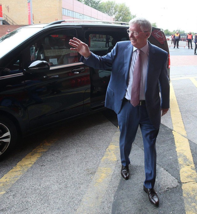 Sir Alex tươi cười khỏe mạnh tới Old Trafford cổ vũ Man Utd - Ảnh 2.