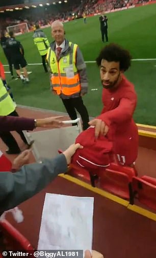 Fan nhí Liverpool nức nở khóc khi được M. Salah tặng quà - Ảnh 1.