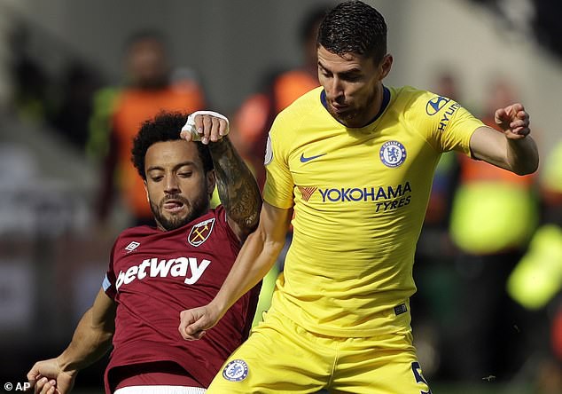 CĐV Chelsea phát điên với HLV Sarri vì luôn dùng 1 cầu thủ - Ảnh 1. CĐV Chelsea phát điên với HLV Sarri vì luôn dùng 1 cầu thủ - Ảnh 1.
