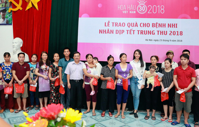 Người đẹp nhân ái HHVN 2018 Thùy Tiên mang Trung thu ấm áp đến BV Nhi TƯ - Ảnh 3.