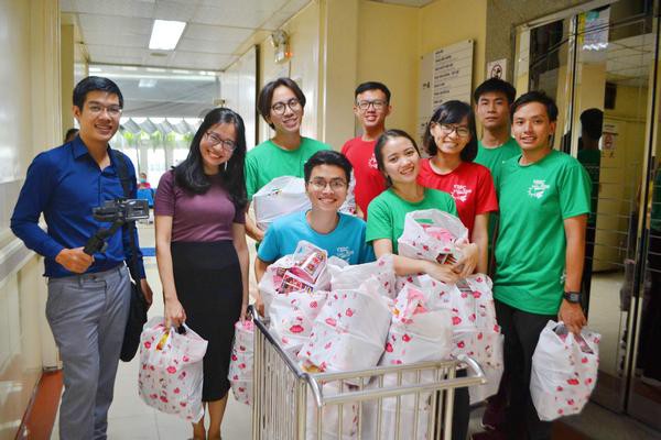 Đoàn đại biểu SSEAYP Việt Nam mang niềm vui tới bệnh nhân và trẻ em cơ nhỡ - Ảnh 2.