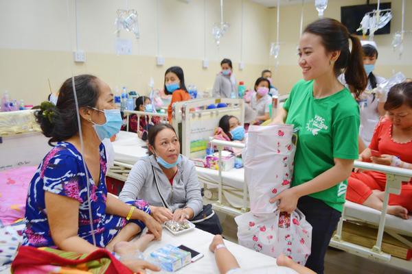 Đoàn đại biểu SSEAYP Việt Nam mang niềm vui tới bệnh nhân và trẻ em cơ nhỡ - Ảnh 3.