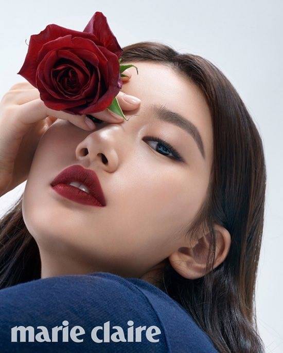 Suzy tiết lộ bí quyết sở hữu làn da đẹp không tì vết trên Marie Claire - Ảnh 5.