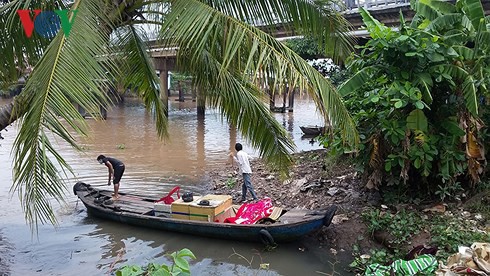 Đang đi xe đạp điện, thanh niên bất ngờ nhảy cầu tự tử - Ảnh 1.