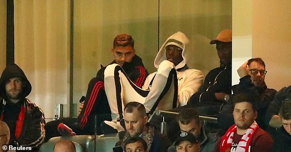 Man Utd đại loạn: Jose Mourinho tước băng đội trưởng của Paul Pogba - Ảnh 2.