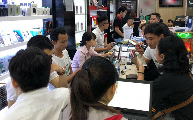 iPhone XS Max chạm giá sàn chỉ sau 5 ngày có mặt ở Việt Nam - Ảnh 1.