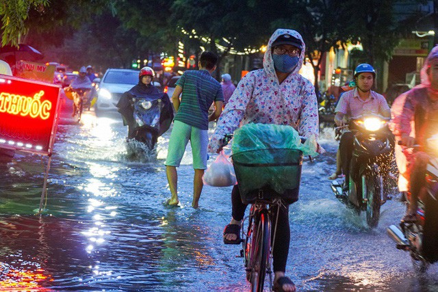 Mưa lớn gây ngập và ách tắc giao thông ở Hà Nội chiều 26/9 - Ảnh 11.