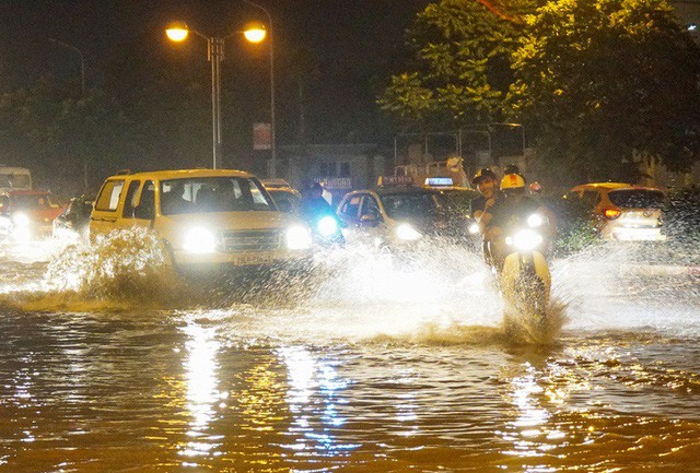 Mưa lớn gây ngập và ách tắc giao thông ở Hà Nội chiều 26/9 - Ảnh 4.