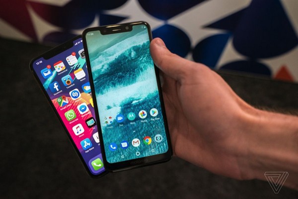 Motorola trình làng “bản sao” iPhone X, giá chỉ bằng 1/3 - Ảnh 1.