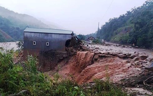 Lũ quét ập xuống bất ngờ, người dân ở Lai Châu chạy tán loạn - Ảnh 3.