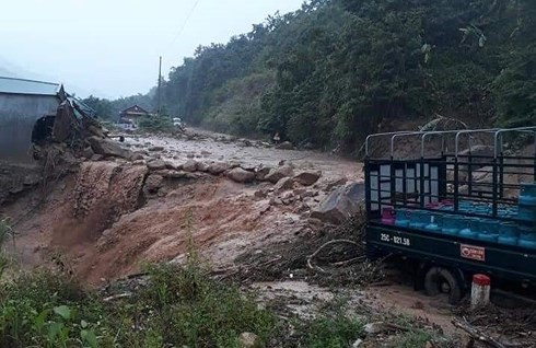 Lũ quét ập xuống bất ngờ, người dân ở Lai Châu chạy tán loạn - Ảnh 4.