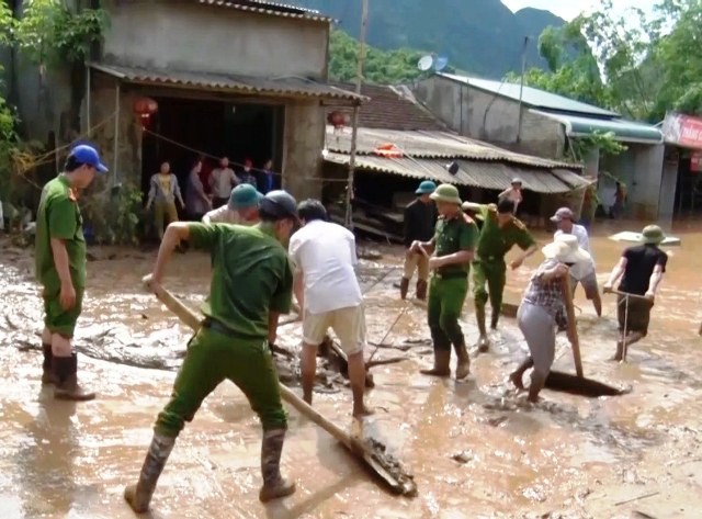 Khẩn trương cứu trợ cho người dân Thanh Hóa - Ảnh 1.