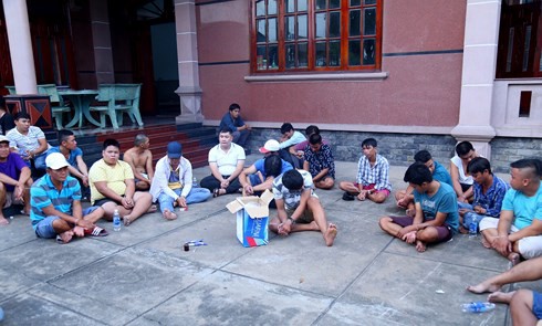 Công an tỉnh Bình Dương triệt phá sòng bạc, bắt giữ gần 50 người - Ảnh 1. Công an tỉnh Bình Dương triệt phá sòng bạc, bắt giữ gần 50 người - Ảnh 1.