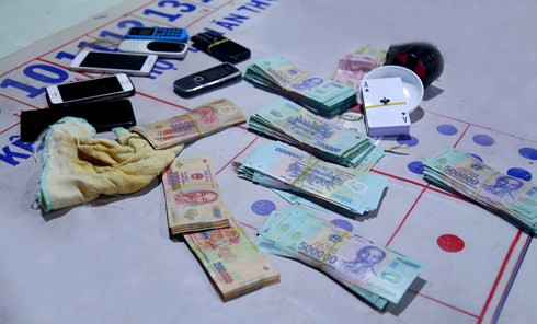 Công an tỉnh Bình Dương triệt phá sòng bạc, bắt giữ gần 50 người - Ảnh 2. Công an tỉnh Bình Dương triệt phá sòng bạc, bắt giữ gần 50 người - Ảnh 2.
