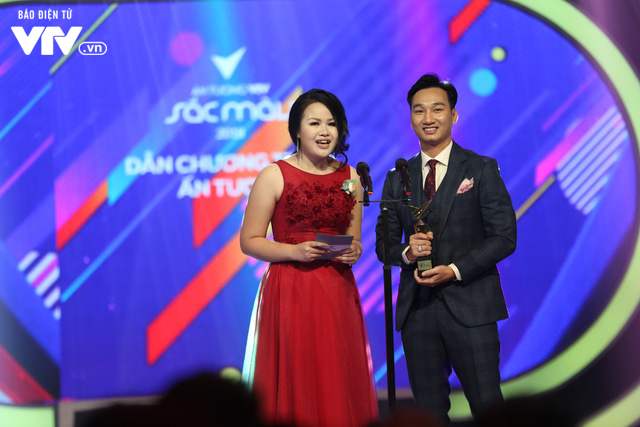 Ngô Kiến Huy bất ngờ nhận giải Dẫn chương trình ấn tượng của  VTV Awards 2018 - Ảnh 1.