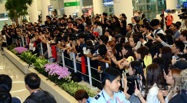  Son Heung Min và đồng đội được chào đón như người hùng khi trở về Hàn Quốc - Ảnh 1.