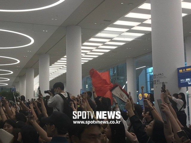  Son Heung Min và đồng đội được chào đón như người hùng khi trở về Hàn Quốc - Ảnh 3.