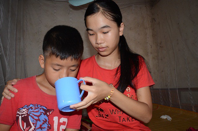 Mẹ già khóc lặng trước cảnh con tật nguyền, cháu bị hội chứng thận hư - Ảnh 5.