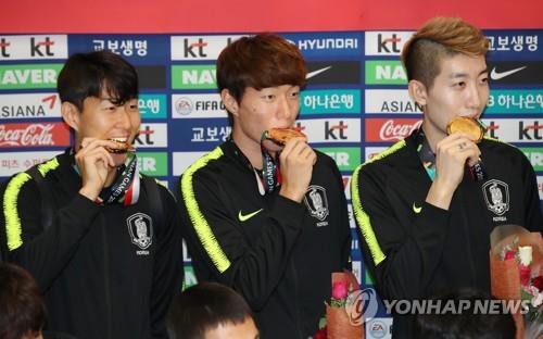  Son Heung Min và đồng đội được chào đón như người hùng khi trở về Hàn Quốc - Ảnh 6.
