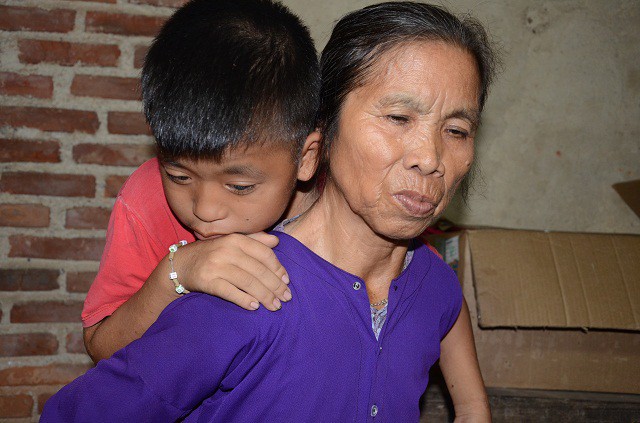 Mẹ già khóc lặng trước cảnh con tật nguyền, cháu bị hội chứng thận hư - Ảnh 8.