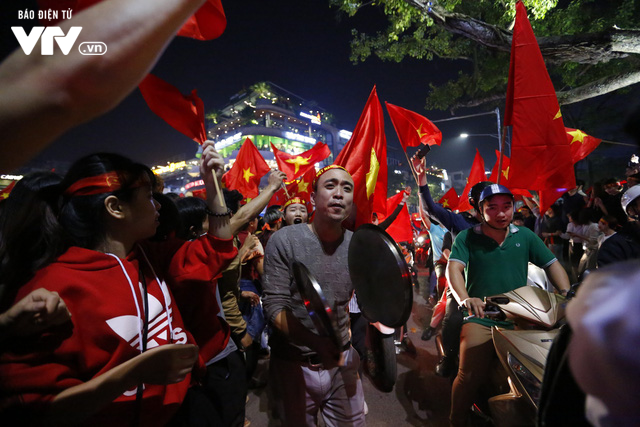 Từ xoong, chảo tới cờ hoa: Muôn màu cổ vũ trong đêm lịch sử của bóng đá Việt Nam - Ảnh 9.