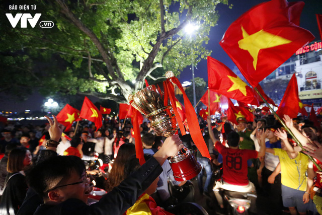 Từ xoong, chảo tới cờ hoa: Muôn màu cổ vũ trong đêm lịch sử của bóng đá Việt Nam - Ảnh 12.