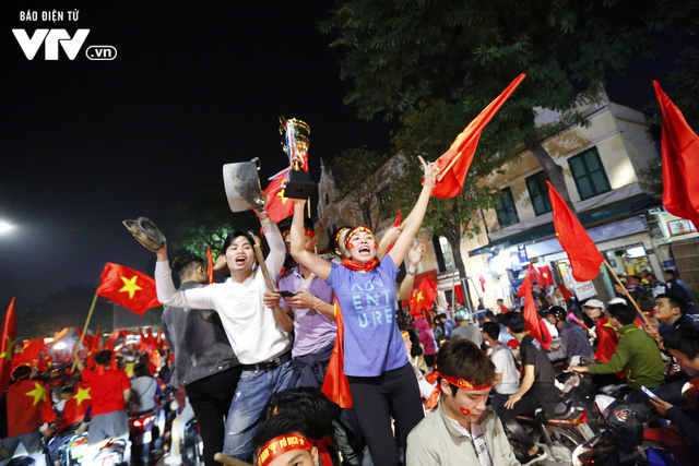 Từ xoong, chảo tới cờ hoa: Muôn màu cổ vũ trong đêm lịch sử của bóng đá Việt Nam - Ảnh 11.