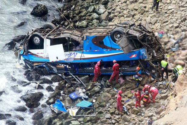 Peru: Xe bus va chạm với xe tải lao xuống vực, ít nhất 36 người thiệt mạng - Ảnh 3.