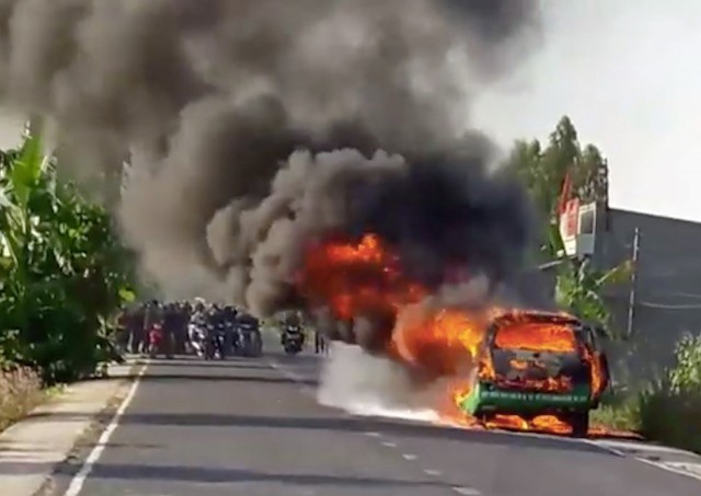 VIDEO: Taxi bốc cháy ngùn ngụt, 3 người thoát chết - Ảnh 1.