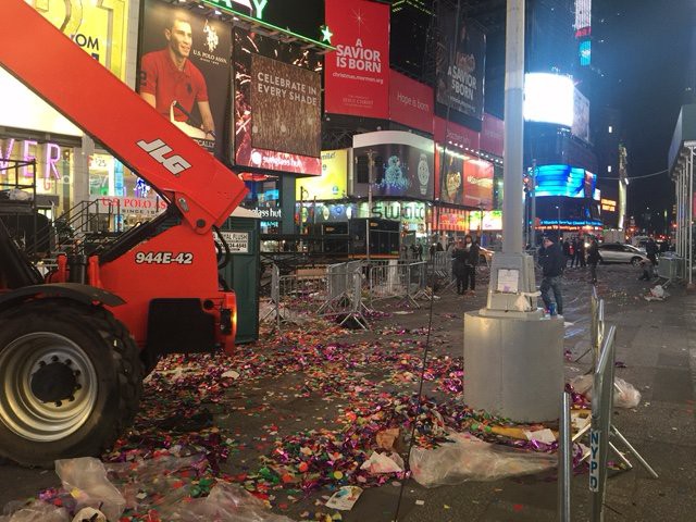 Mỹ: 50 tấn r&aacute;c thải tại quảng trường Thời Đại sau đ&ecirc;m Giao thừa - Ảnh 5.