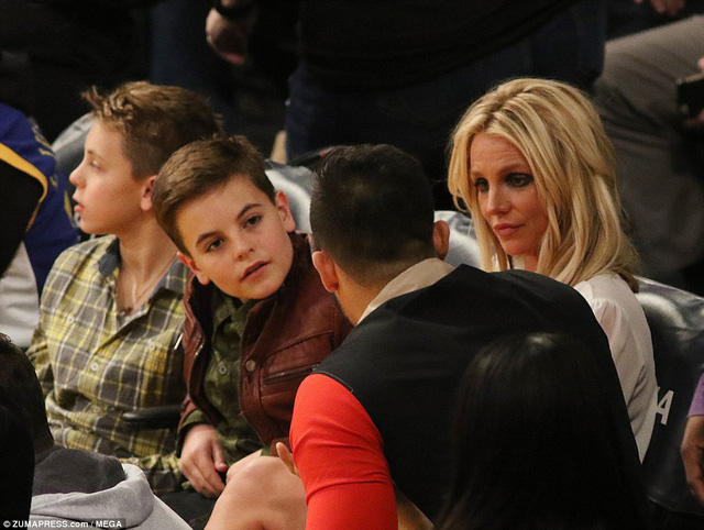 Britney Spears hạnh ph&uacute;c b&ecirc;n bạn trai k&eacute;m 13 tuổi - Ảnh 10.