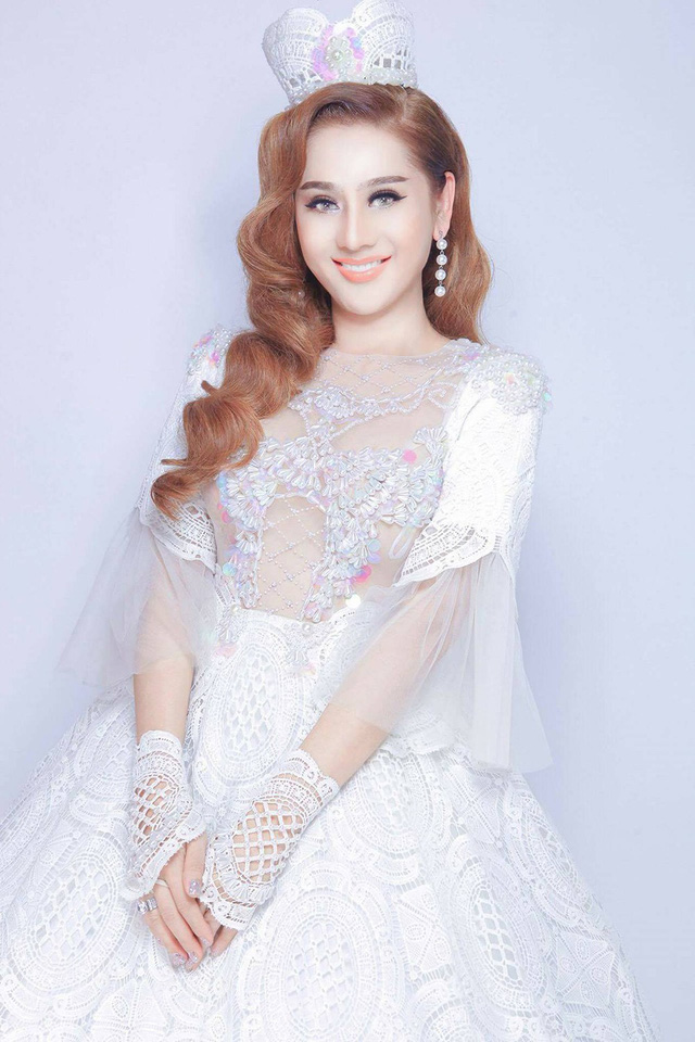 L&acirc;m Kh&aacute;nh Chi h&eacute; lộ thiệp cưới v&agrave; chi tiền tỷ cho v&aacute;y cưới - Ảnh 6.