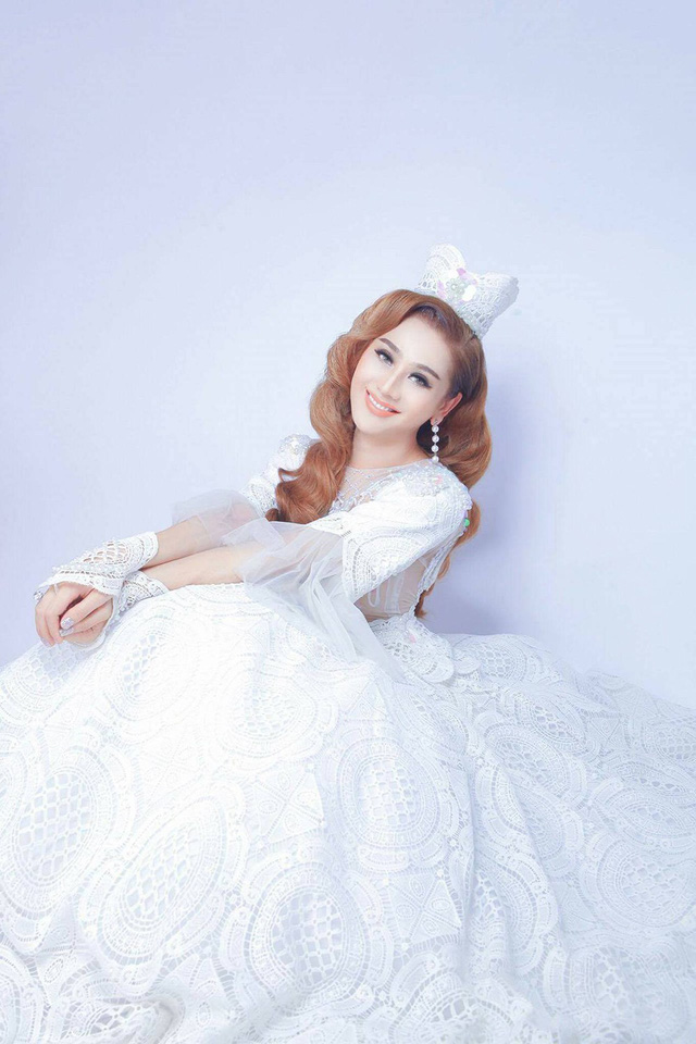 L&acirc;m Kh&aacute;nh Chi h&eacute; lộ thiệp cưới v&agrave; chi tiền tỷ cho v&aacute;y cưới - Ảnh 8.