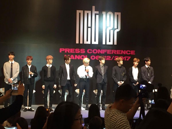 Vừa giành giải MAMA, nhóm NCT 127 đến giao lưu với khán giả Hà Nội - Ảnh 4. Vừa giành giải MAMA, nhóm NCT 127 đến giao lưu với khán giả Hà Nội - Ảnh 4.