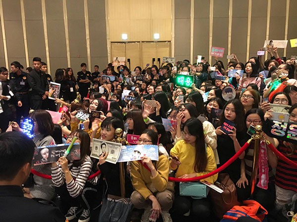 Vừa giành giải MAMA, nhóm NCT 127 đến giao lưu với khán giả Hà Nội - Ảnh 6. Vừa giành giải MAMA, nhóm NCT 127 đến giao lưu với khán giả Hà Nội - Ảnh 6.