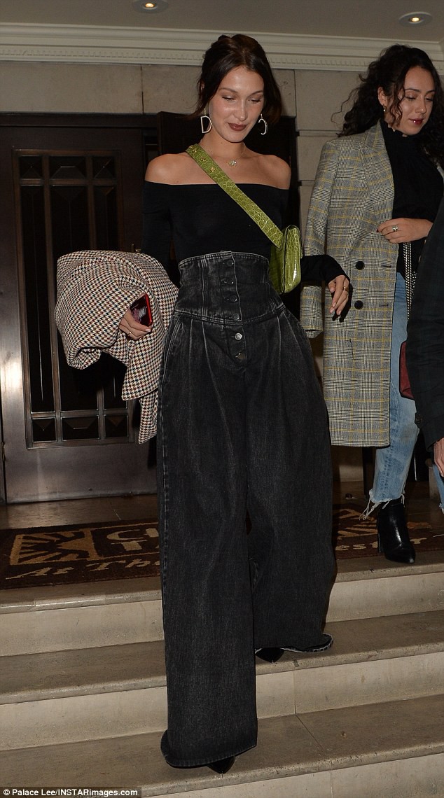 Bella Hadid lăng xê quần ống rộng - Ảnh 4.