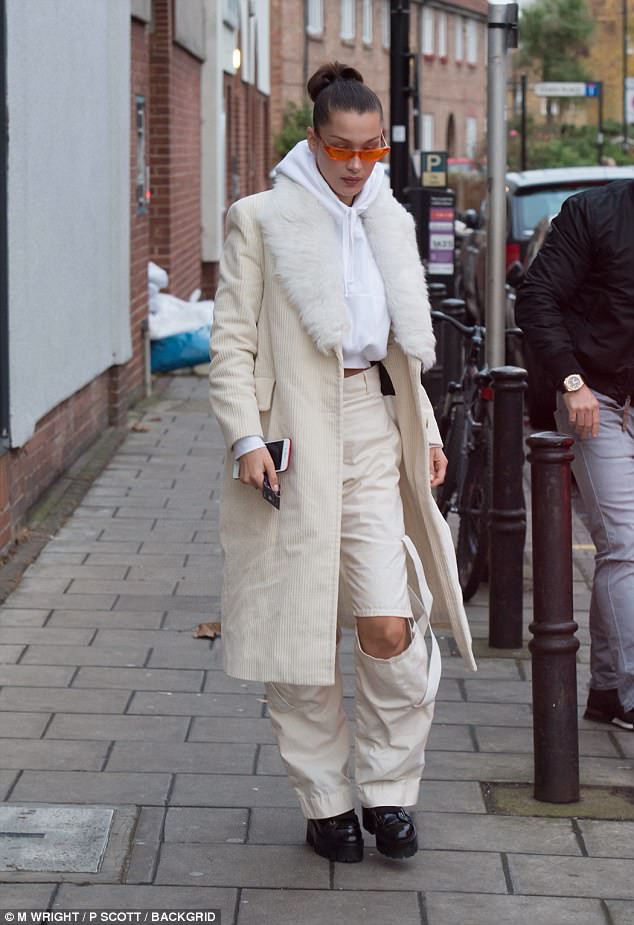 Bella Hadid lăng xê quần ống rộng - Ảnh 12.