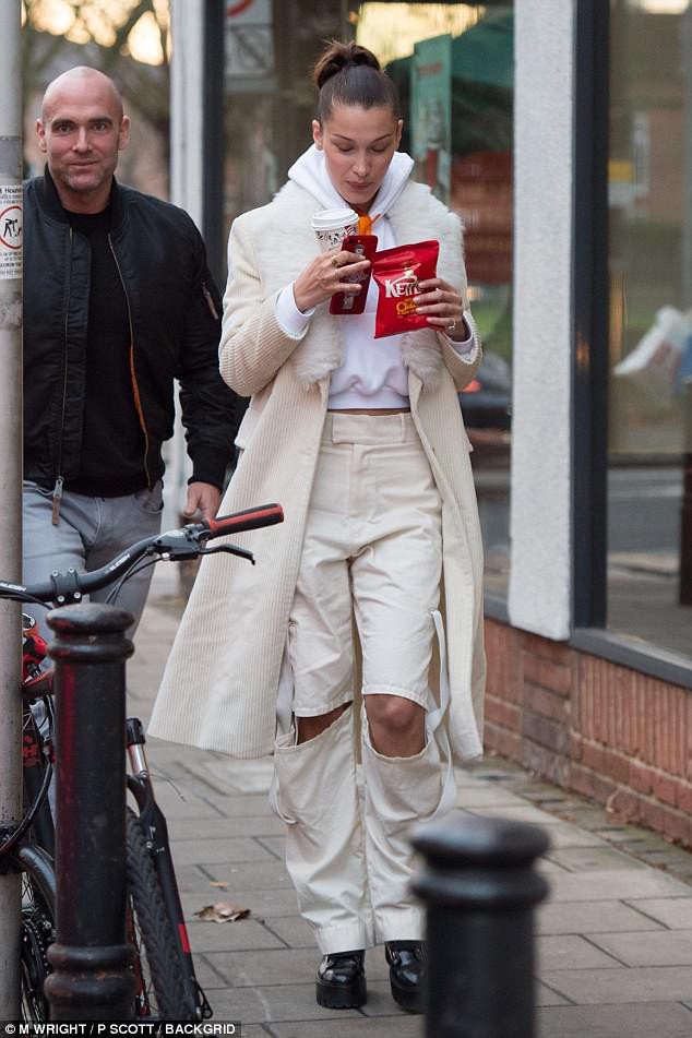 Bella Hadid lăng xê quần ống rộng - Ảnh 14.