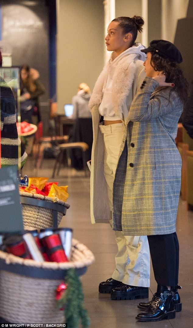 Bella Hadid lăng xê quần ống rộng - Ảnh 16.