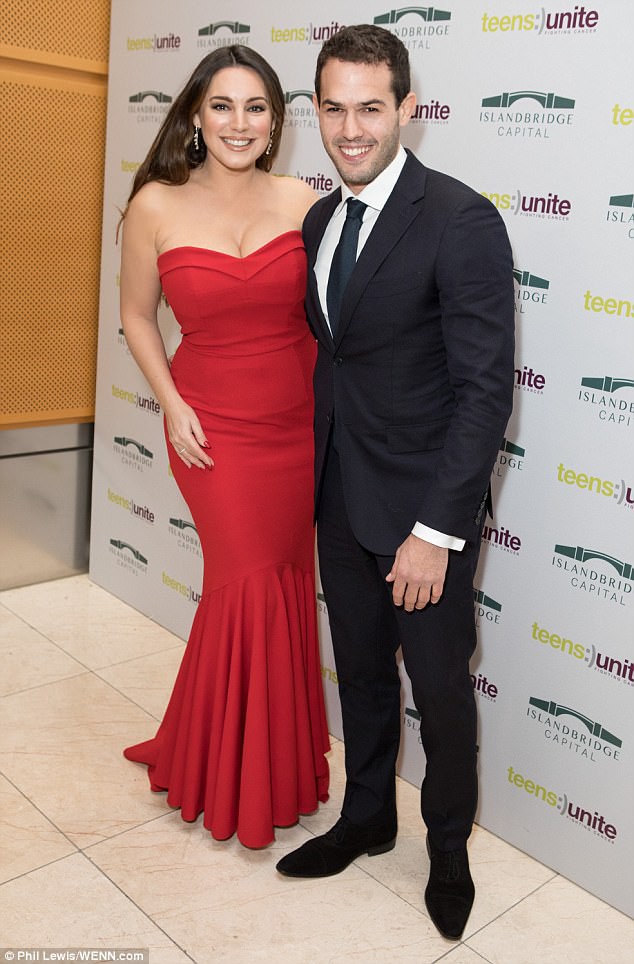 Kelly Brook khoe ngực khủng trên thảm đỏ - Ảnh 4.