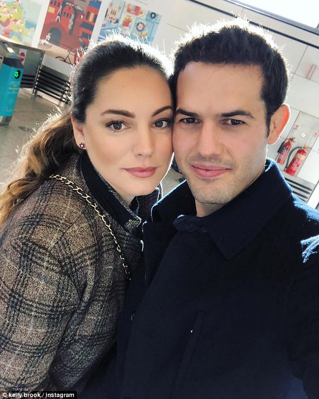 Kelly Brook khoe ngực khủng trên thảm đỏ - Ảnh 14.