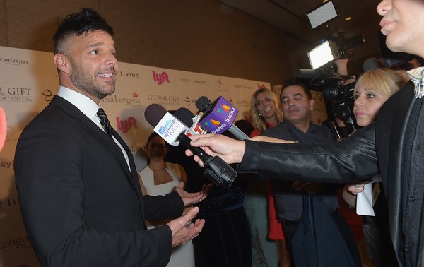 Ricky Martin hạnh phúc sánh đôi bạn trai - Ảnh 16.