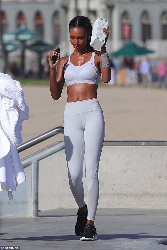 Hai thi&ecirc;n thần nội y đọ d&aacute;ng gợi cảm - Ảnh 16.