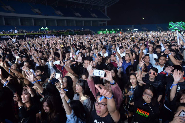 Giới trẻ Hà Thành bùng nổ với âm nhạc Tiesto - Ảnh 6. Giới trẻ Hà Thành bùng nổ với âm nhạc Tiesto - Ảnh 6.