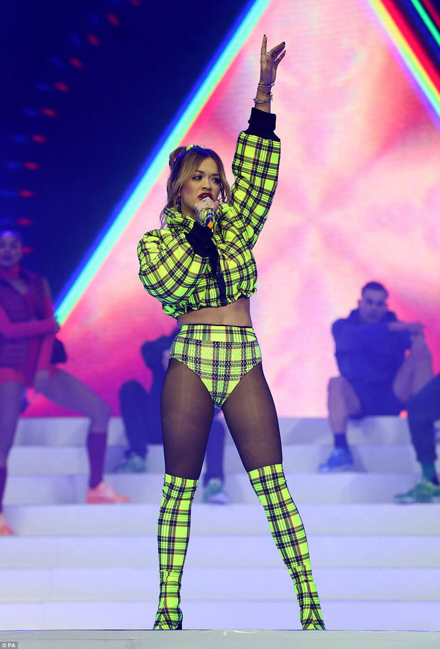 Rita Ora gợi cảm và bốc lửa với đồ diễn thiếu vải - Ảnh 6.