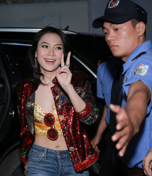 Mỹ Tâm khoe eo thon, duyên dáng trò chuyện cùng khán giả - Ảnh 2. Mỹ Tâm khoe eo thon, duyên dáng trò chuyện cùng khán giả - Ảnh 2.