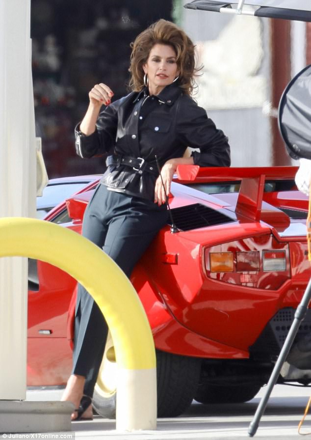 Cindy Crawford: 51 tuổi vẫn rất cuốn hút - Ảnh 10. Cindy Crawford: 51 tuổi vẫn rất cuốn hút - Ảnh 10.