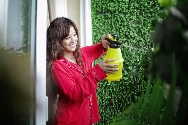 Tự sắm xế sang, đồ hiệu, nh&agrave; tiền tỷ, loạt hot girl 9x g&acirc;y &ldquo;cho&aacute;ng&rdquo; - Ảnh 12.