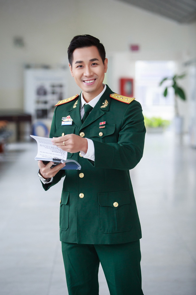 Nguyên Khang mặc áo lính, đọ vẻ điển trai với Trương Nam Thành - Ảnh 2. Nguyên Khang mặc áo lính, đọ vẻ điển trai với Trương Nam Thành - Ảnh 2.