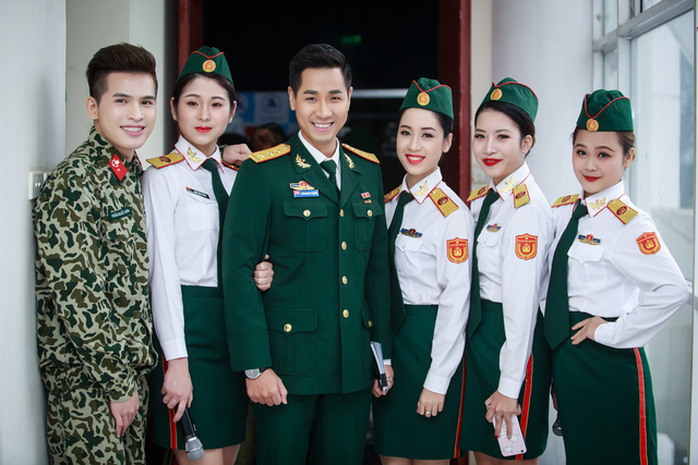 Nguyên Khang mặc áo lính, đọ vẻ điển trai với Trương Nam Thành - Ảnh 6. Nguyên Khang mặc áo lính, đọ vẻ điển trai với Trương Nam Thành - Ảnh 6.